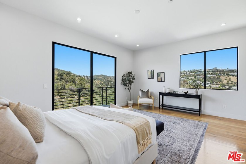 Stunning contemporary showplace situated in a quiet and - photo 42