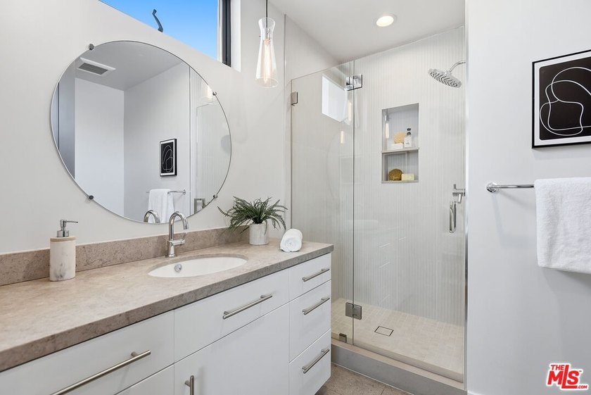 Stunning contemporary showplace situated in a quiet and - photo 47