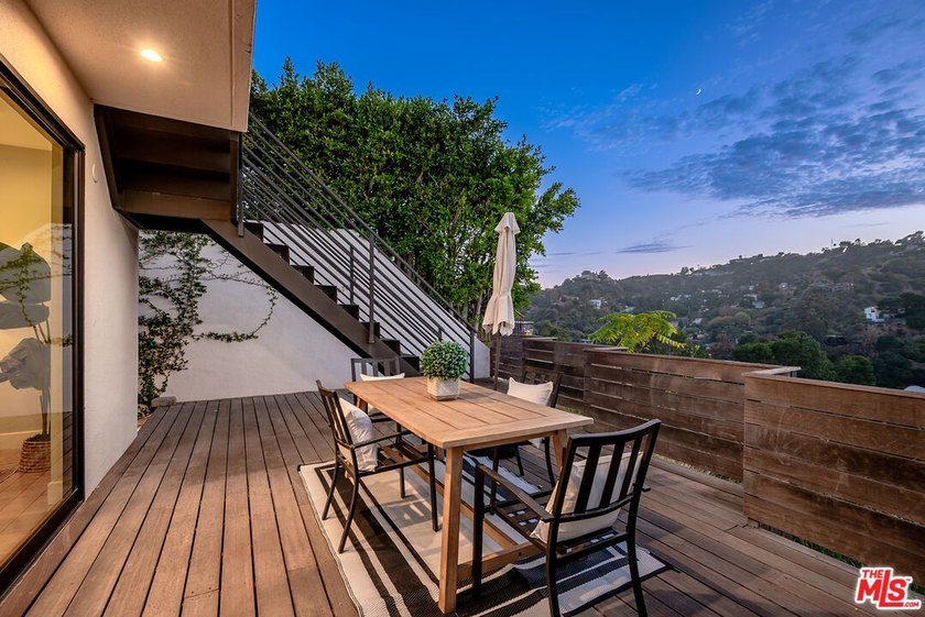 Stunning contemporary showplace situated in a quiet and - photo 50