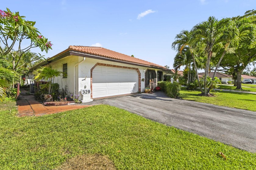 Welcome to this spacious home in the desirable Knob Hill - photo 3
