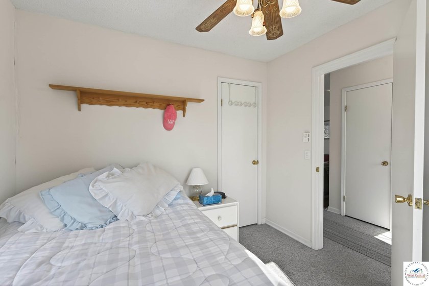 Lake of the Ozarks retreat located in the desirable Keithley's - photo 18