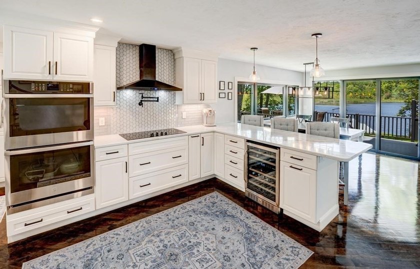 OFFER DEADLINE: 5 PM MONDAY, JUNE 8 - Lakefront living at its - photo 4