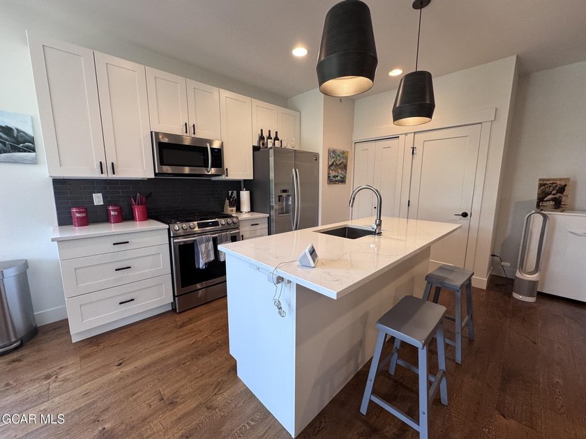 Sunny condo on a quieter street in Grand Lake. This spacious one - photo 7
