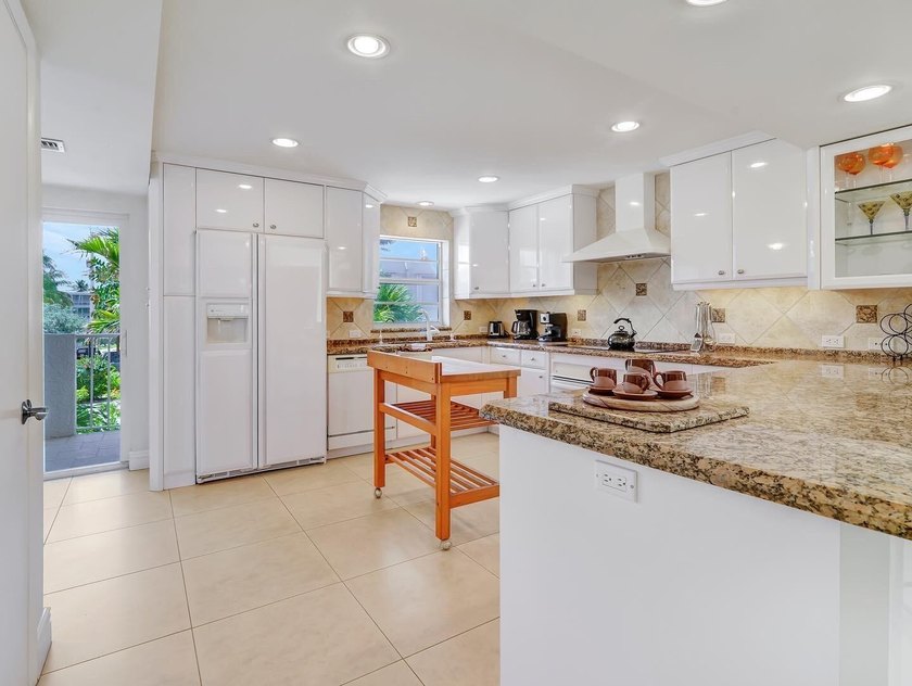 This Gorgeous Townhome is located between the ocean and - photo 32