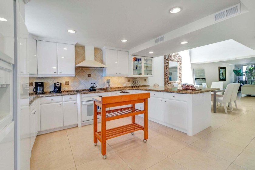This Gorgeous Townhome is located between the ocean and - photo 33