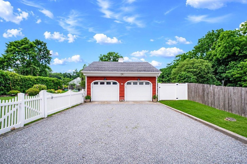 Circa 1921, this charming and thoughtfully updated 4-bedroom, 2 - photo 4