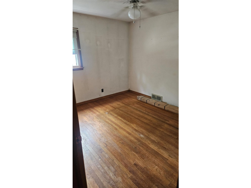 Project house with good bones! Note: Will not pass VA or FHA - photo 6