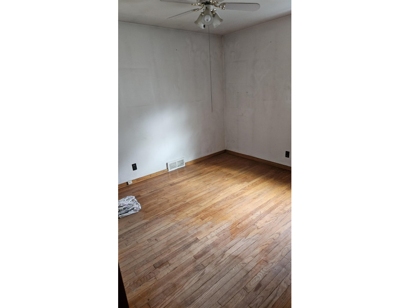 Project house with good bones! Note: Will not pass VA or FHA - photo 7