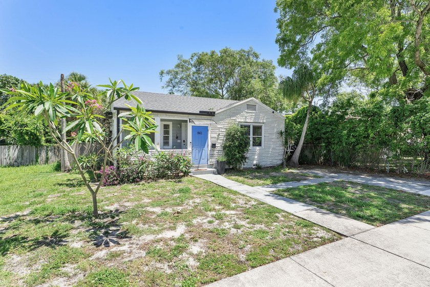 Beautifully renovated 2-bedroom, 2-bath home with a flex room in - photo 4