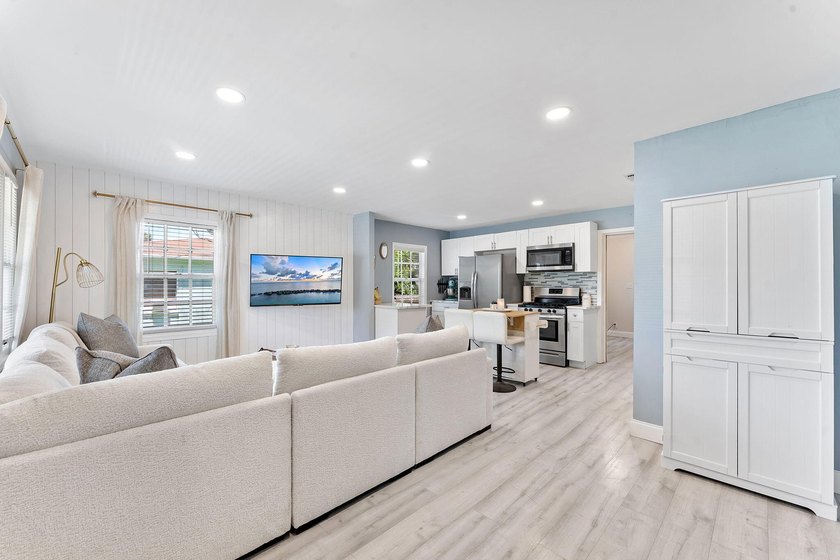Beautifully renovated 2-bedroom, 2-bath home with a flex room in - photo 5