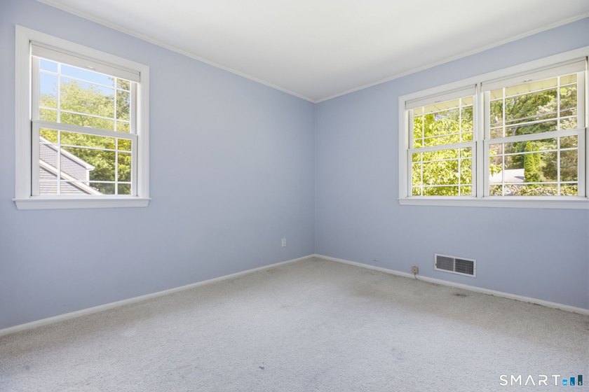 Welcome to this sun-drenched 3-bedroom, 2-bathroom ranch - photo 12