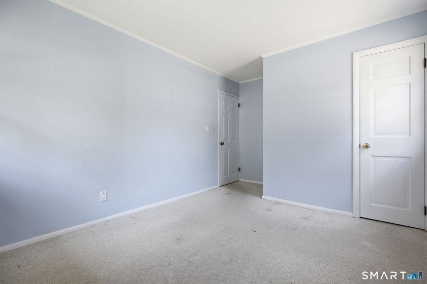 Welcome to this sun-drenched 3-bedroom, 2-bathroom ranch - photo 13