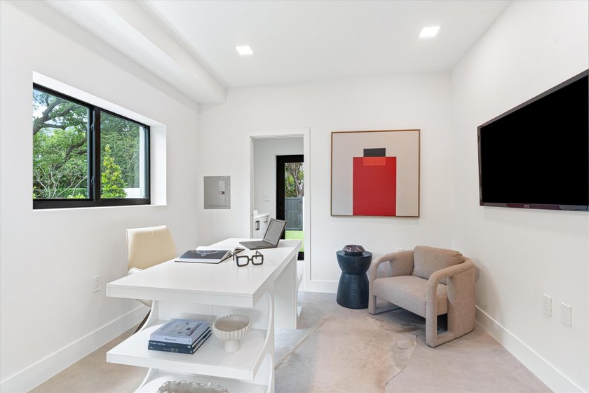 Classic Fort Lauderdale meets modern luxury in this beautifully - photo 13