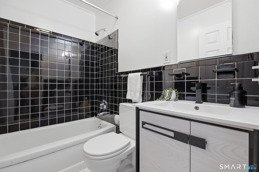 Welcome to this sun-drenched 3-bedroom, 2-bathroom ranch - photo 14