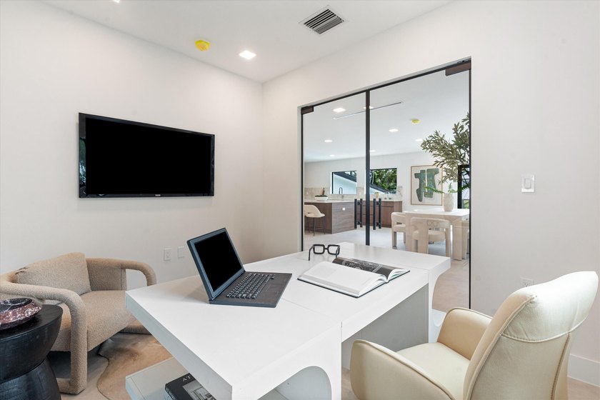Classic Fort Lauderdale meets modern luxury in this beautifully - photo 14