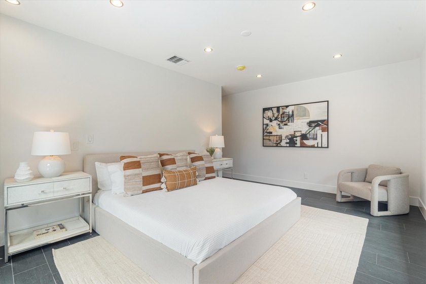 Classic Fort Lauderdale meets modern luxury in this beautifully - photo 16