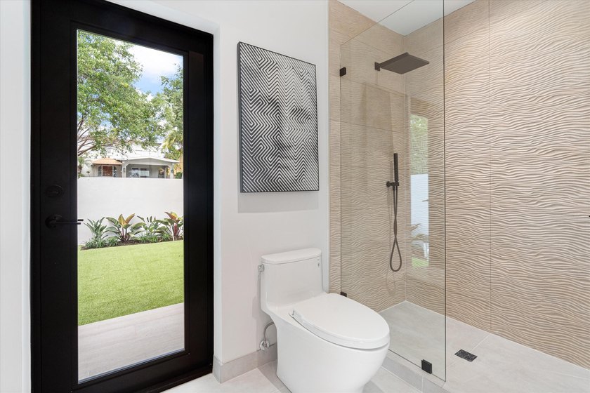 Classic Fort Lauderdale meets modern luxury in this beautifully - photo 18