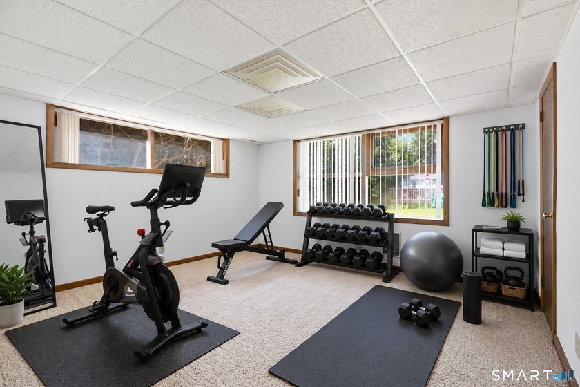 Welcome to this sun-drenched 3-bedroom, 2-bathroom ranch - photo 23