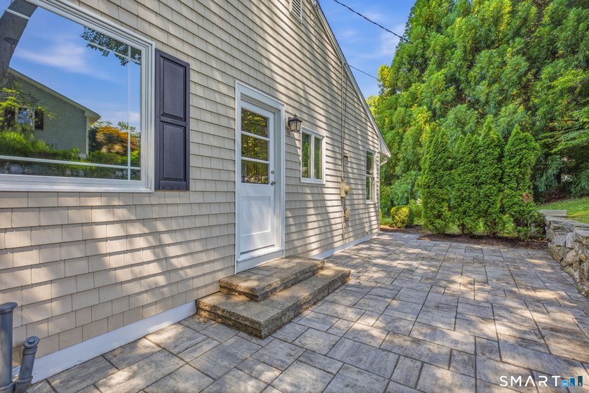 Welcome to this sun-drenched 3-bedroom, 2-bathroom ranch - photo 30