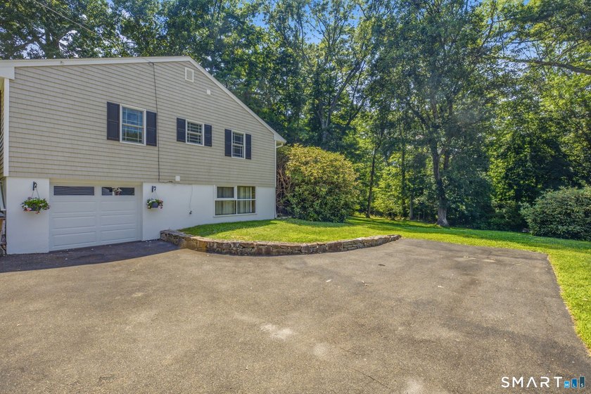 Welcome to this sun-drenched 3-bedroom, 2-bathroom ranch - photo 32