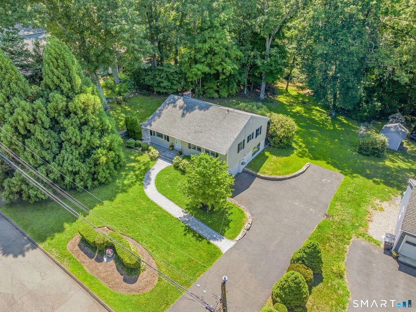 Welcome to this sun-drenched 3-bedroom, 2-bathroom ranch - photo 34