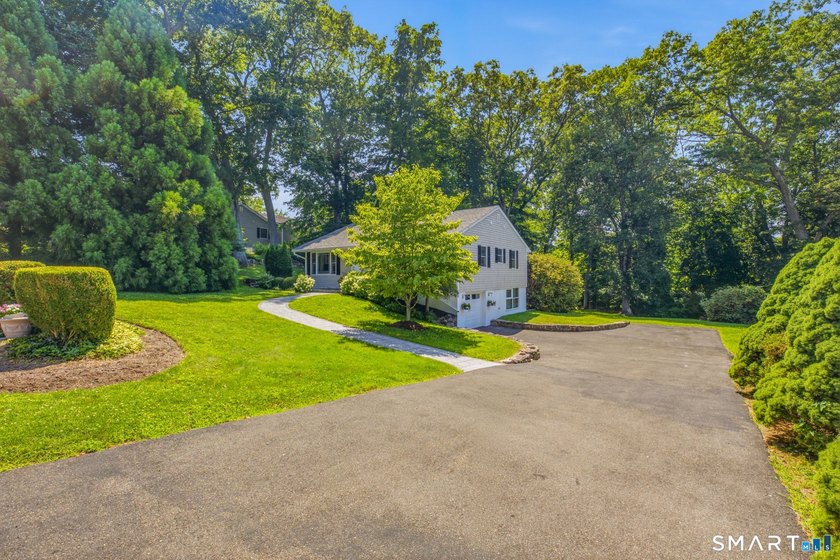 Welcome to this sun-drenched 3-bedroom, 2-bathroom ranch - photo 36