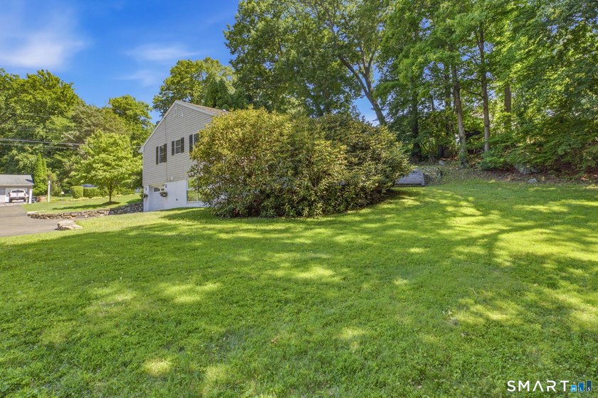 Welcome to this sun-drenched 3-bedroom, 2-bathroom ranch - photo 38