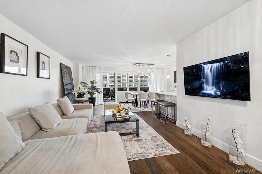 Beautifully Renovated Deluxe One-Bedroom with Oversized Balcony - photo 2