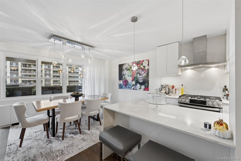 Beautifully Renovated Deluxe One-Bedroom with Oversized Balcony - photo 7