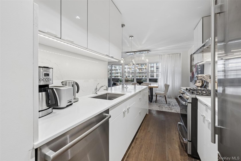 Beautifully Renovated Deluxe One-Bedroom with Oversized Balcony - photo 10