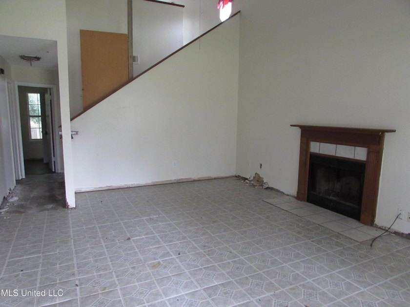 3 bedroom 2 bath fixer upper in a nice neighborhood with a - photo 2
