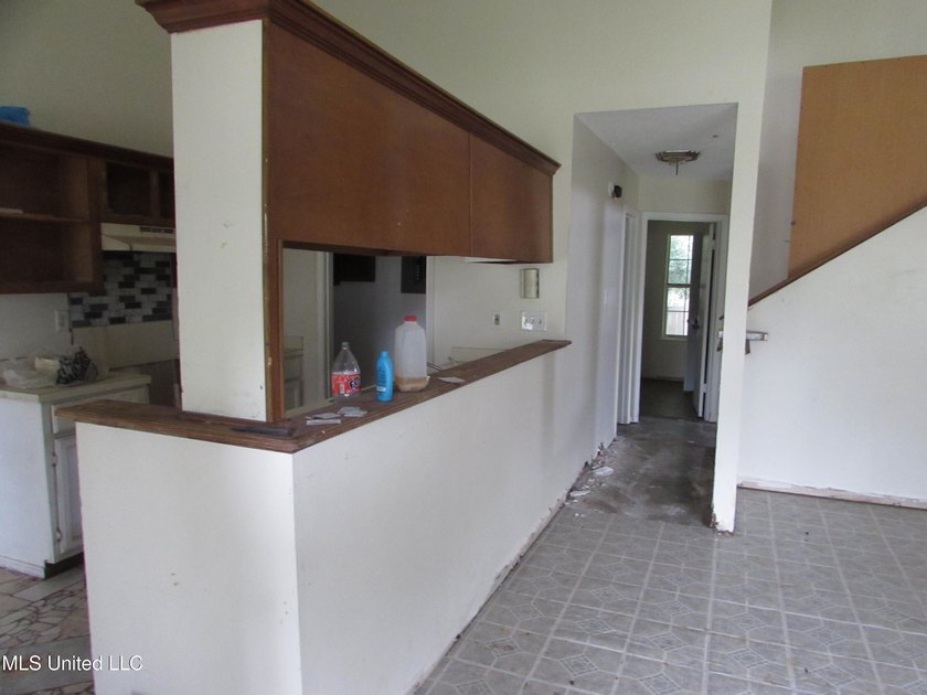 3 bedroom 2 bath fixer upper in a nice neighborhood with a - photo 3