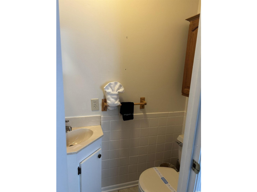 First floor 2 bedroom 1.5 bath unit fully furnished. Floating - photo 15