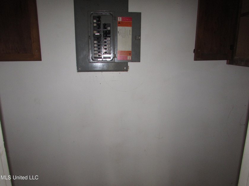 3 bedroom 2 bath fixer upper in a nice neighborhood with a - photo 6