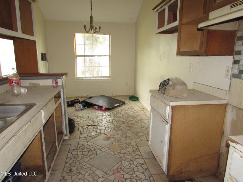 3 bedroom 2 bath fixer upper in a nice neighborhood with a - photo 7