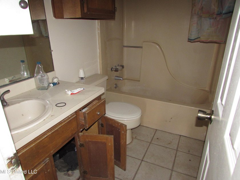 3 bedroom 2 bath fixer upper in a nice neighborhood with a - photo 10