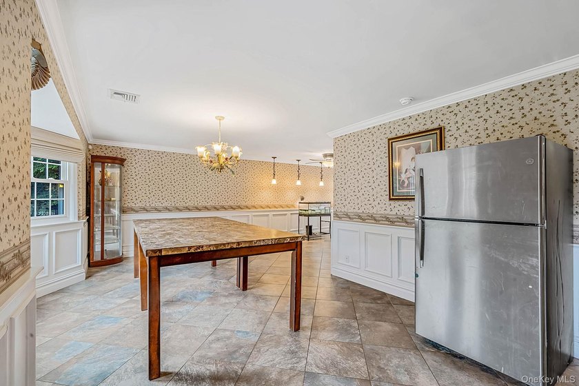 Welcome to this beautifully maintained 4-bedroom, 3-full bath - photo 3