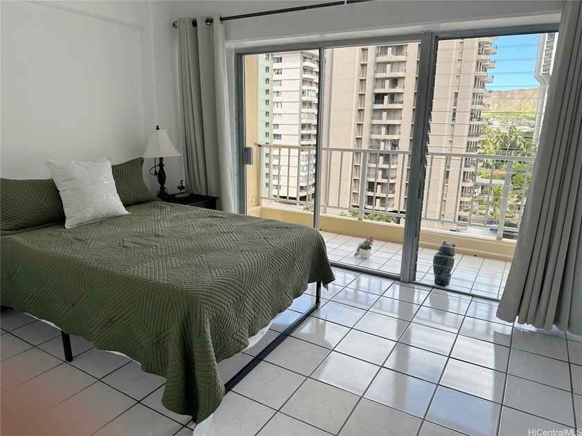 Beautiful and versatile 2-bedroom, 1.5-bath corner unit with a - photo 11