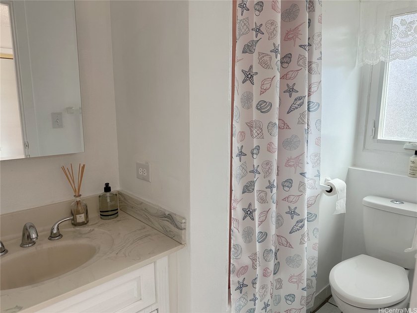 Beautiful and versatile 2-bedroom, 1.5-bath corner unit with a - photo 14