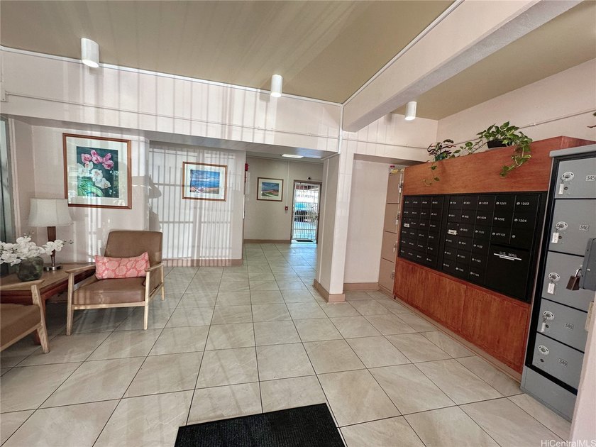 Beautiful and versatile 2-bedroom, 1.5-bath corner unit with a - photo 17