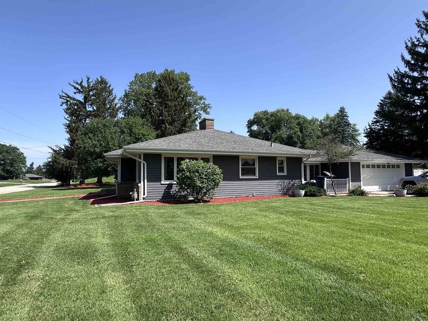 Great south side home with many amenities. Very large primary - photo 2