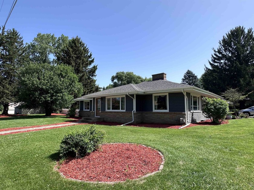 Great south side home with many amenities. Very large primary - photo 3