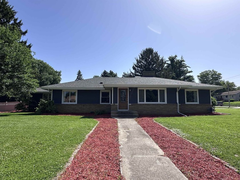 Great south side home with many amenities. Very large primary - photo 4