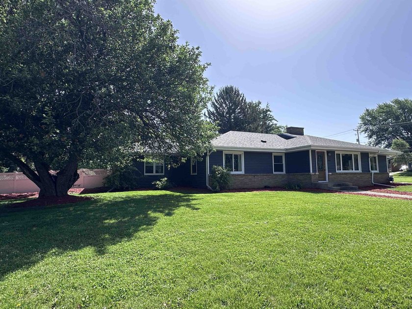 Great south side home with many amenities. Very large primary - photo 6