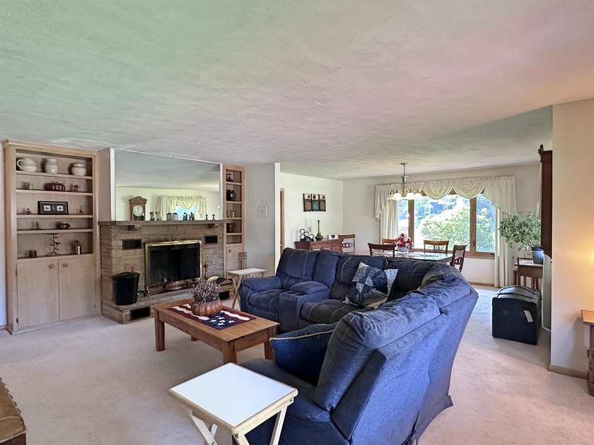 Great south side home with many amenities. Very large primary - photo 9