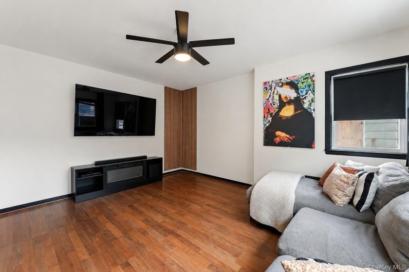 Opportunity knocks in the Pelham Bay section of the Bronx! This - photo 4