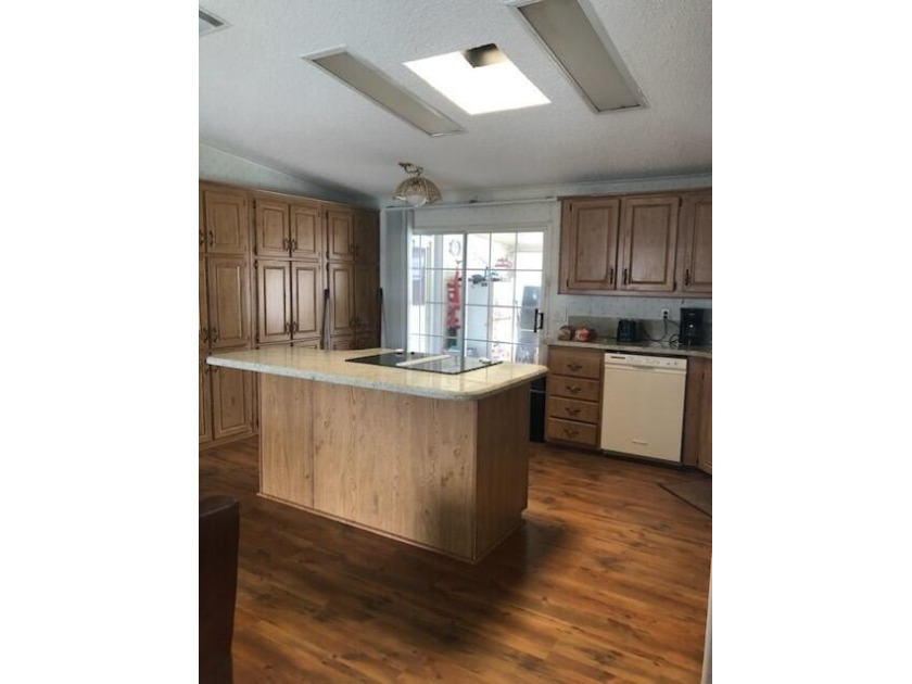 Immaculate and in great condition home on a beautiful lot in the - photo 11