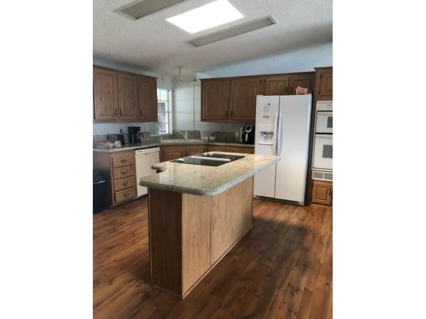Immaculate and in great condition home on a beautiful lot in the - photo 12