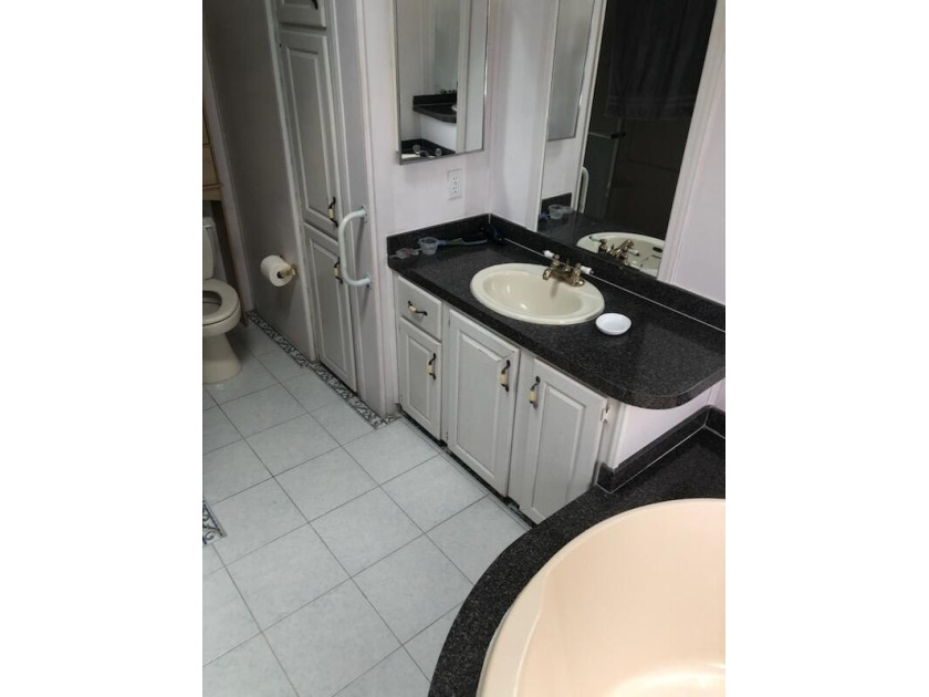 Immaculate and in great condition home on a beautiful lot in the - photo 22