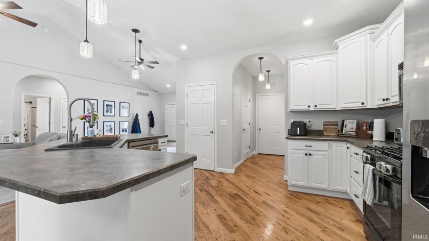 New Listing in Culver, Indiana! This beautifully updated - photo 6